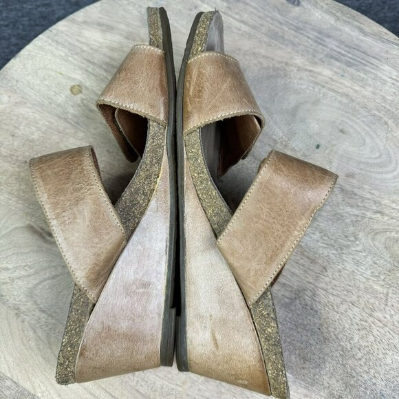 TAOS Soft Leather Womens Wedge Cork Sandals With Brass Accents Size 40 VGUC - Picture 6 of 7